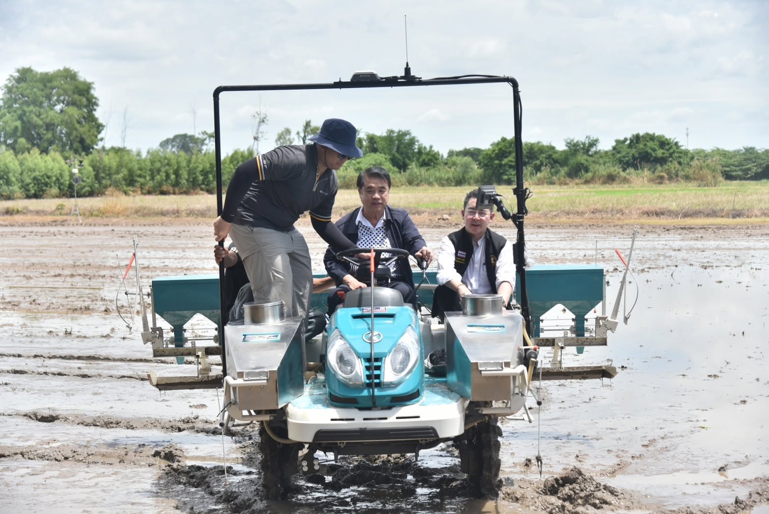 title - ส.ป.ก. ร่วมติดตาม รัฐมนตรีว่าการกระทรวงเกษตรและสหกรณ์ และคณะ ลงพื้นที่ตรวจราชการ จังหวัดสุพรรณบุรี